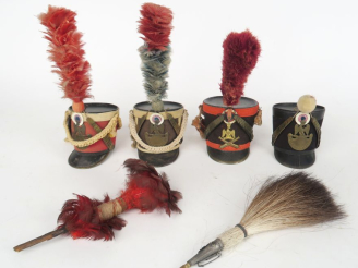 Vente aux enchères Ensemble de quatre coiffures miniatures dans le gout de Sandre en drap