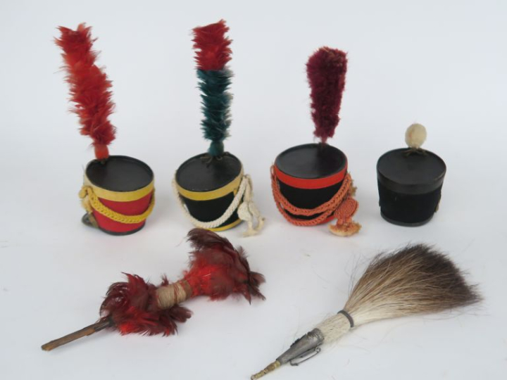 Ensemble de quatre coiffures miniatures dans le gout de Sandre en drap