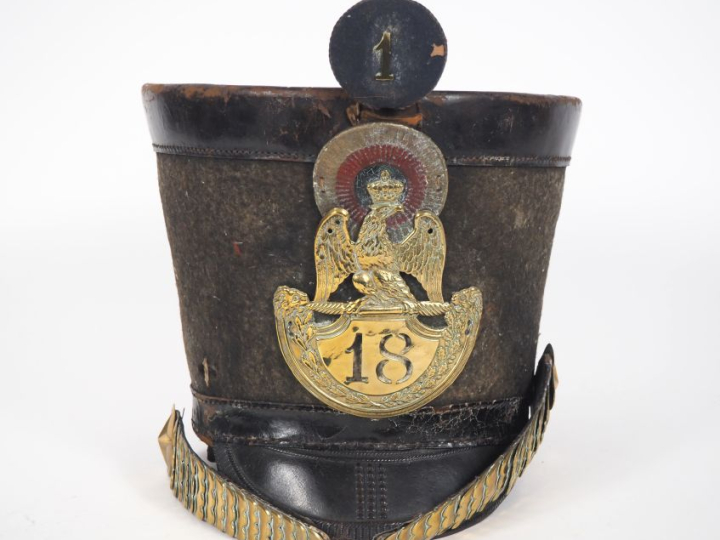 Shako d’infanterie modèle 1812 du 18e de ligne.  Fut recouvert de feut