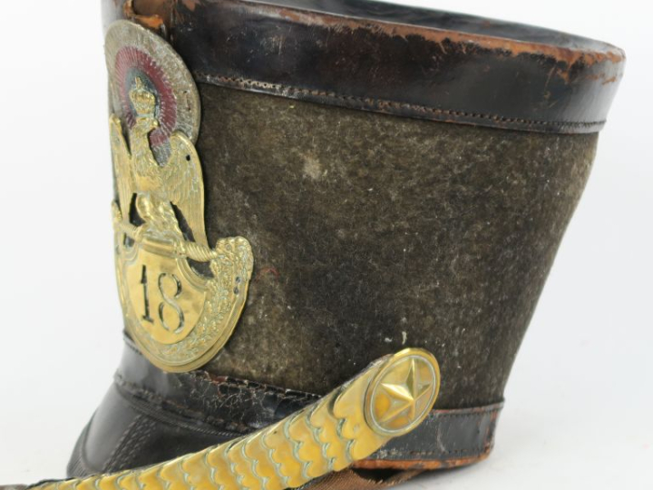 Shako d’infanterie modèle 1812 du 18e de ligne.  Fut recouvert de feut