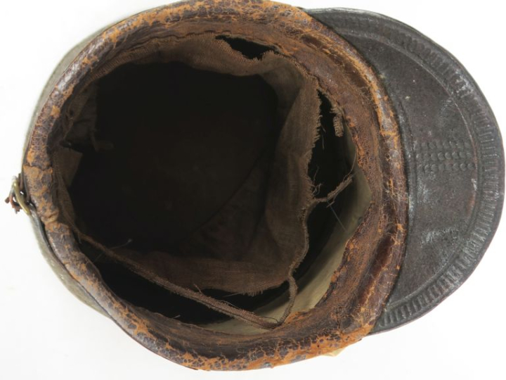 Shako d’infanterie modèle 1812 du 18e de ligne.  Fut recouvert de feut