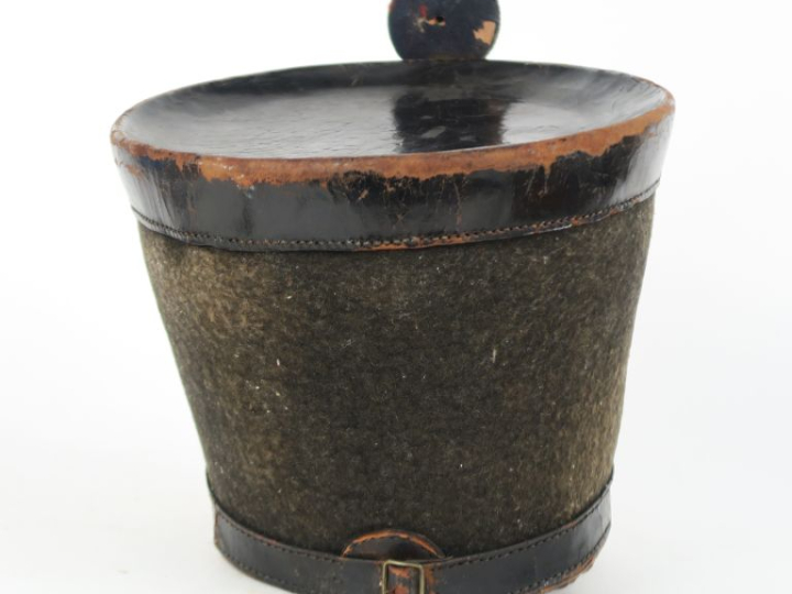 Shako d’infanterie modèle 1812 du 18e de ligne.  Fut recouvert de feut