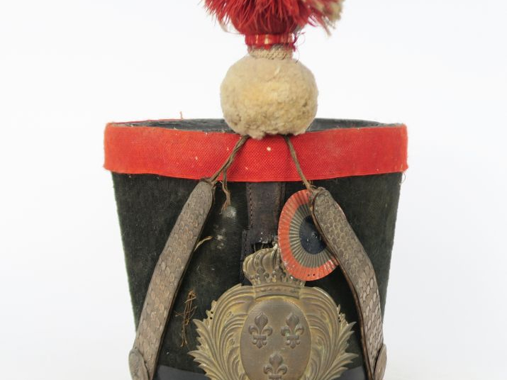 Shako de la Garde nationale.  Recouvert de drap noir taupé à galon cul