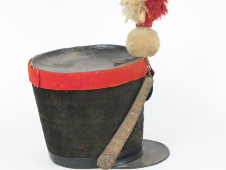 Shako de la Garde nationale.  Recouvert de drap noir taupé à galon cul