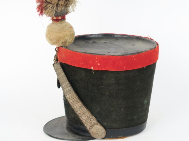 Shako de la Garde nationale.  Recouvert de drap noir taupé à galon cul