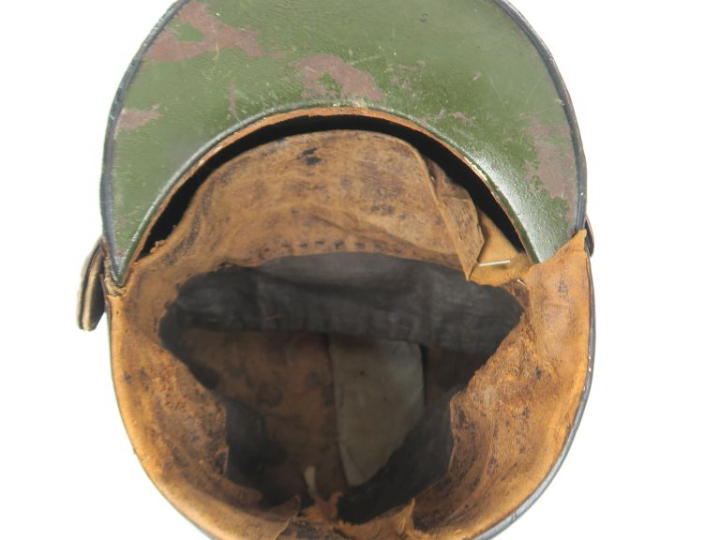 Shako de la Garde nationale.  Recouvert de drap noir taupé à galon cul