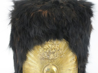 Vente aux enchères Bonnet à poil de type britannique.  Monté avec une plaque à la grenade