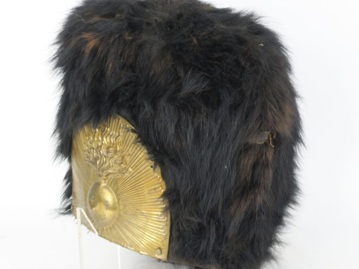 Bonnet à poil de type britannique.  Monté avec une plaque à la grenade