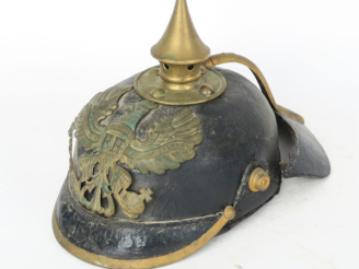 Vente aux enchères Casque à pointe type 1895.  Bombe en cuir à garnitures en laiton redor