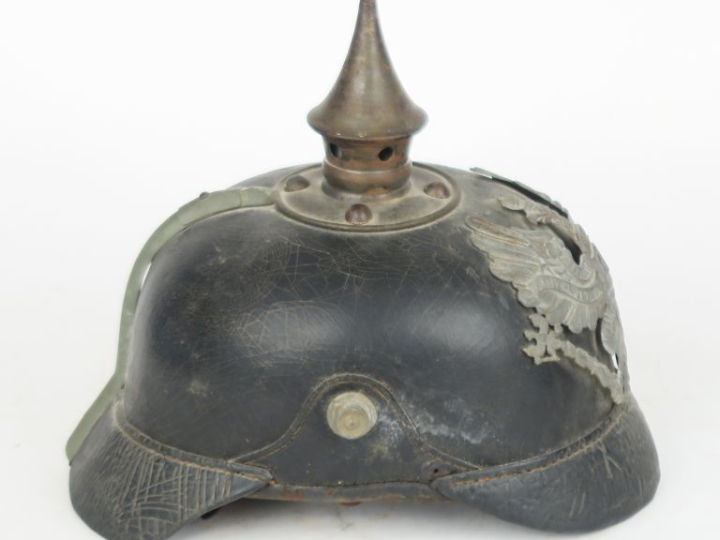 Casque à pointe modèle 1915.  Bombe en cuir. Pointe, plaque et tourill
