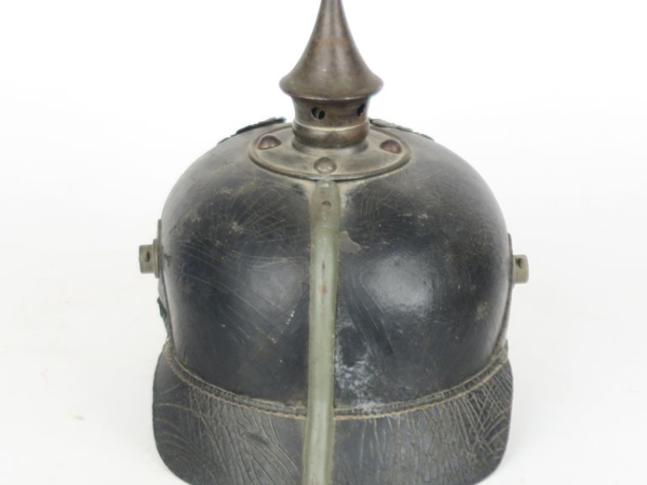 Casque à pointe modèle 1915.  Bombe en cuir. Pointe, plaque et tourill