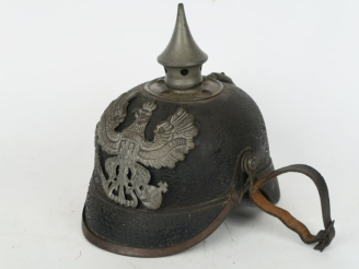 Vente aux enchères Casque à pointe modèle 1915.  Bombe en cuir (pustules). Pointe, jonc e