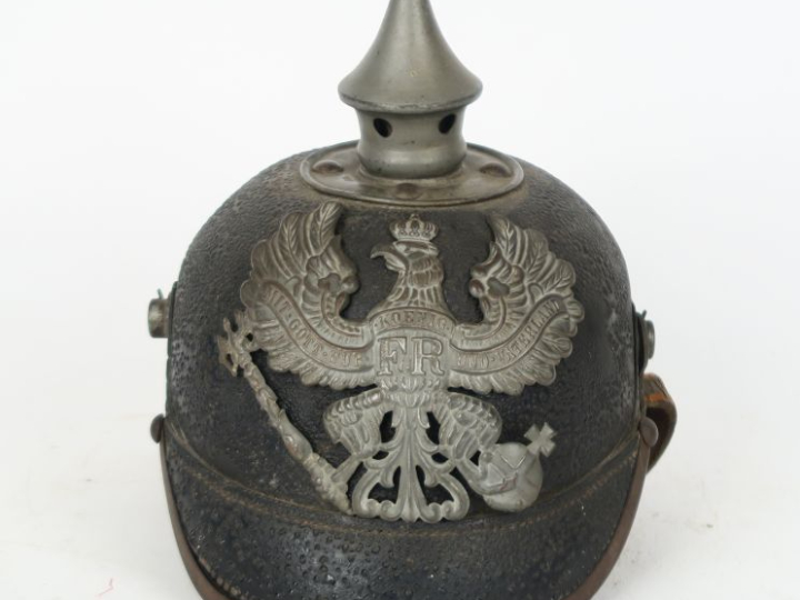 Casque à pointe modèle 1915.  Bombe en cuir (pustules). Pointe, jonc e