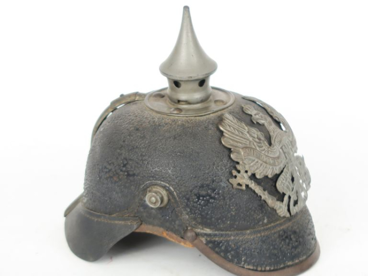 Casque à pointe modèle 1915.  Bombe en cuir (pustules). Pointe, jonc e