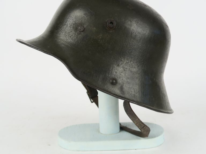 Casque allemand modèle 1916.  Bombe peinte en feldgrau.  Coiffe en tro