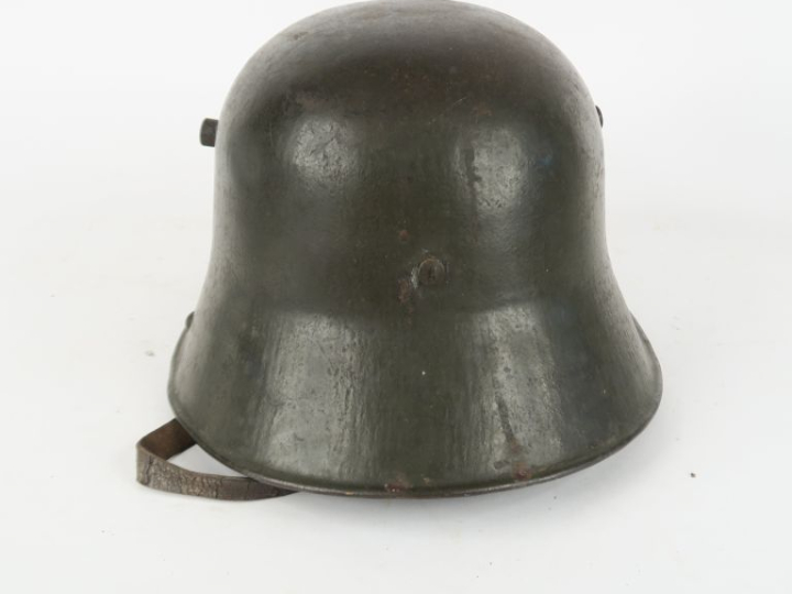 Casque allemand modèle 1916.  Bombe peinte en feldgrau.  Coiffe en tro