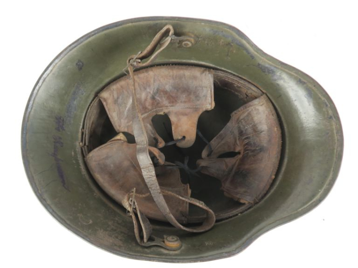 Casque allemand modèle 1916.  Bombe peinte en feldgrau.  Coiffe en tro