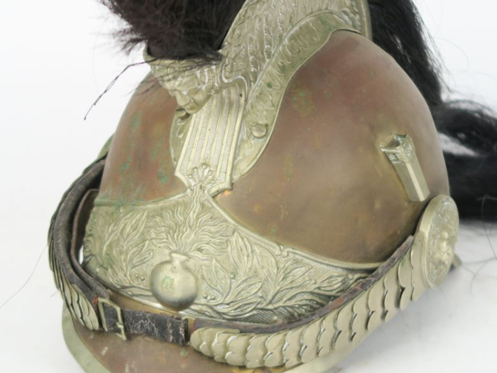 Casque de gendarme à cheval modèle 1912.  Bombe en cuivre frappé « FRA