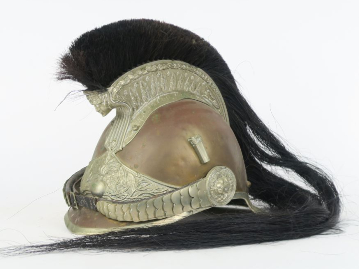 Casque de gendarme à cheval modèle 1912.  Bombe en cuivre frappé « FRA