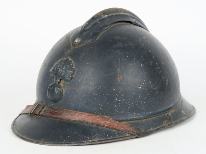 Casque Adrian modèle 1915 d’infanterie.  Bombe couleur bleu. Coiffe in