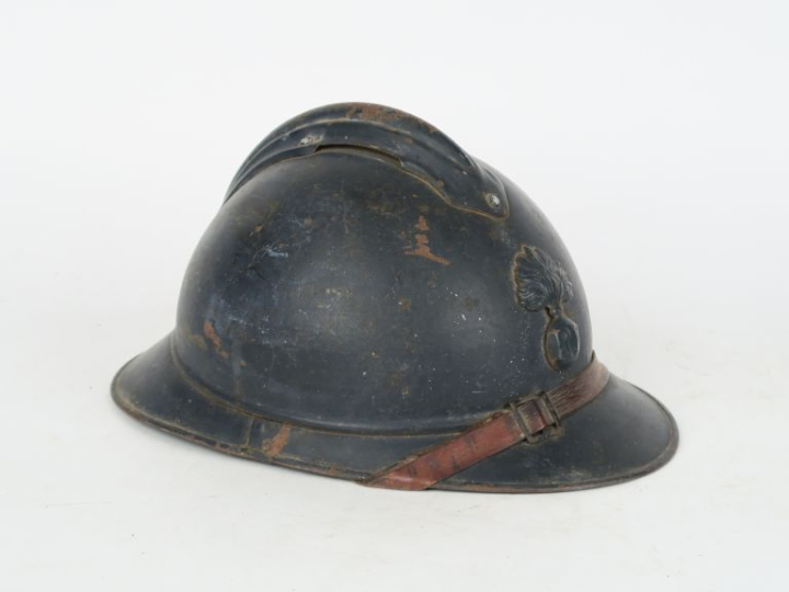 Casque Adrian modèle 1915 d’infanterie.  Bombe couleur bleu. Coiffe in