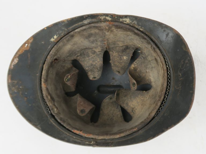 Casque Adrian modèle 1915 d’infanterie.  Bombe couleur bleu. Coiffe in