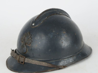 Vente aux enchères Casque Adrian modèle 1915 d’infanterie.  Bombe couleur bleu. Coiffe in
