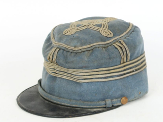 Vente aux enchères Képi de commandant.  En drap bleu horizon d’officier, à distinctives d