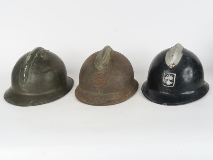 Trois casques Adrian 26 :  a) d’artillerie. Avec coiffe intérieure et 