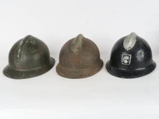 Vente aux enchères Trois casques Adrian 26 :  a) d’artillerie. Avec coiffe intérieure et 