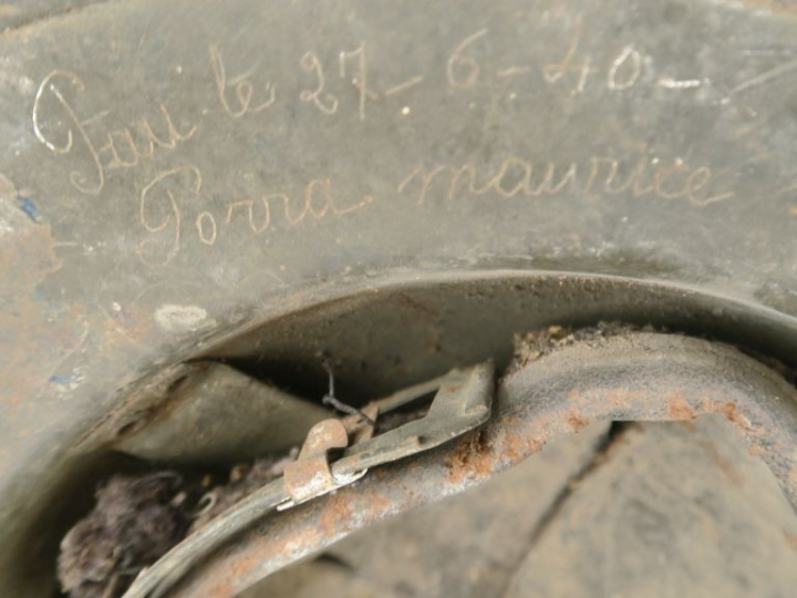 Trois casques Adrian 26 :  a) d’artillerie. Avec coiffe intérieure et 