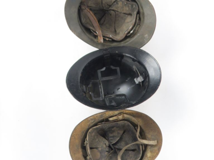 Trois casques Adrian 26 :  a) d’artillerie. Avec coiffe intérieure et 