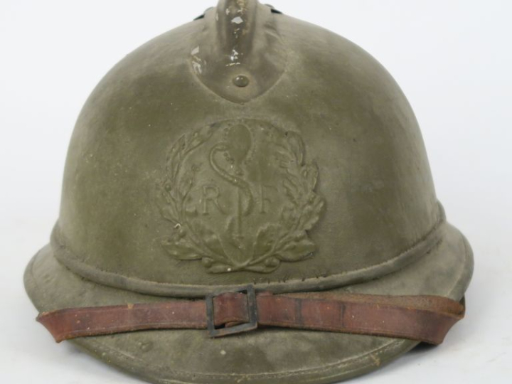 Casque Adrian du commerce du service de Santé.  En liège peint en kaki