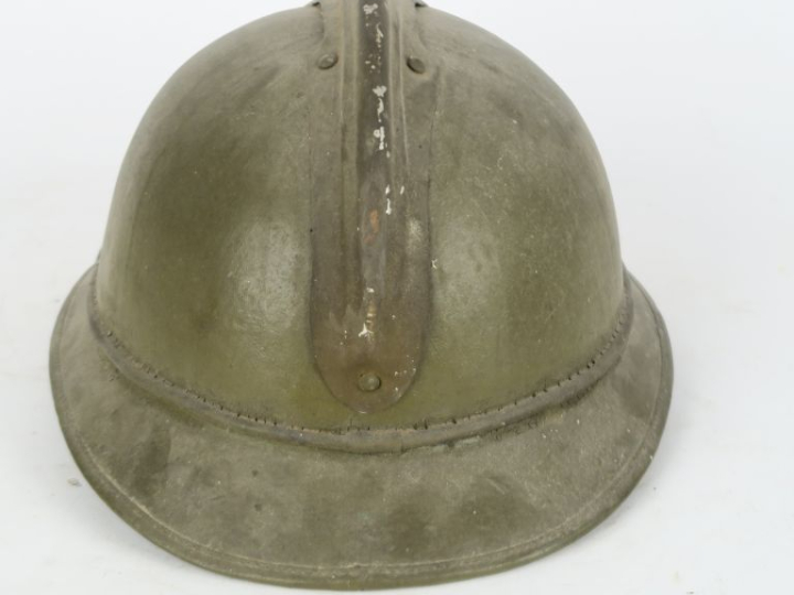 Casque Adrian du commerce du service de Santé.  En liège peint en kaki