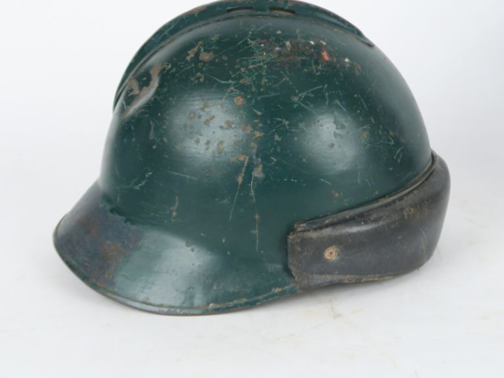 Casque modèle 1945.  Repeint en vert (éclats). Bandeau en cuir. Coiffe