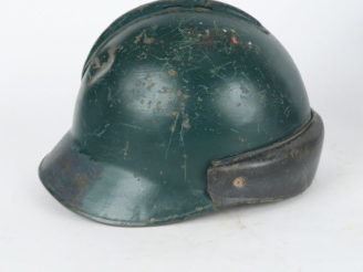 Vente aux enchères Casque modèle 1945.  Repeint en vert (éclats). Bandeau en cuir. Coiffe