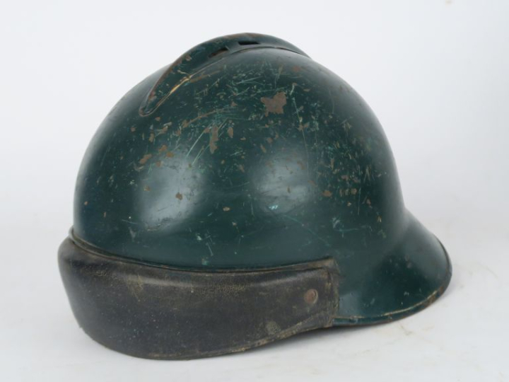 Casque modèle 1945.  Repeint en vert (éclats). Bandeau en cuir. Coiffe
