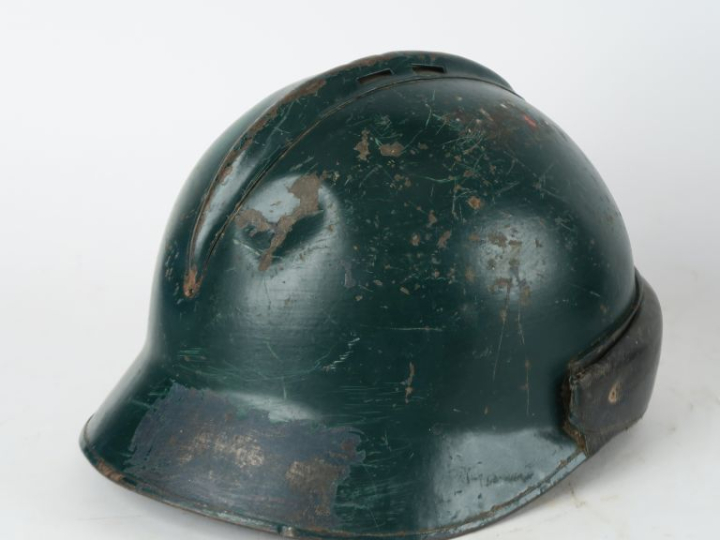 Casque modèle 1945.  Repeint en vert (éclats). Bandeau en cuir. Coiffe