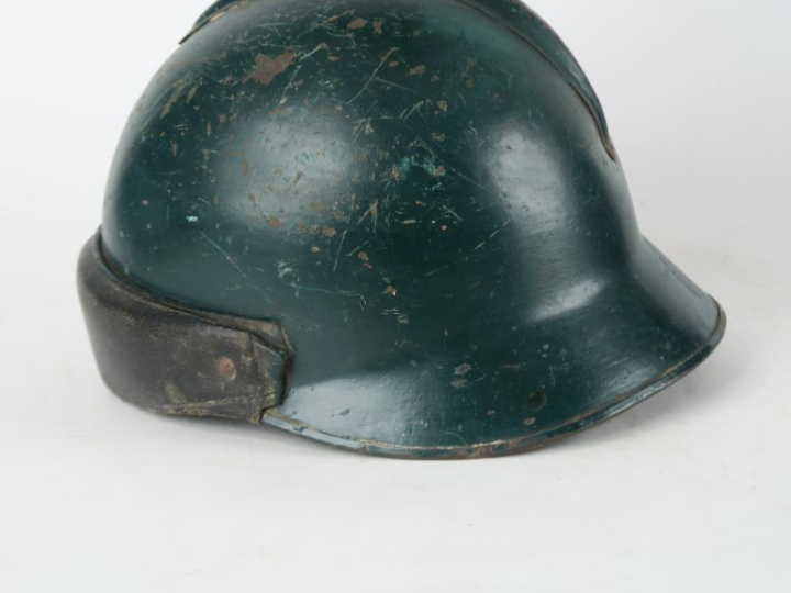Casque modèle 1945.  Repeint en vert (éclats). Bandeau en cuir. Coiffe