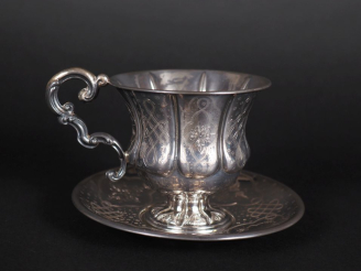 Vente aux enchères Tasse et sous tasse en argent, Napoléon III, poinçon Minerve, décor gr