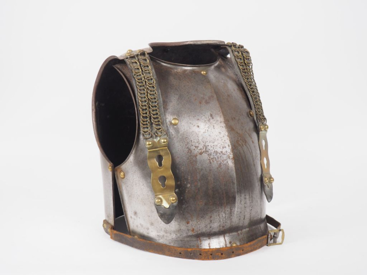 Cuirasse de cuirassier modèle 1825.  En tôle de fer à rivets en laiton