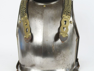 Vente aux enchères Cuirasse de cuirassier modèle 1825.  En tôle de fer à rivets en laiton