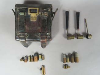 Vente aux enchères Étui en cuir brun de fabrication Emil BUSCH à Rathenow.  Marqué au fer