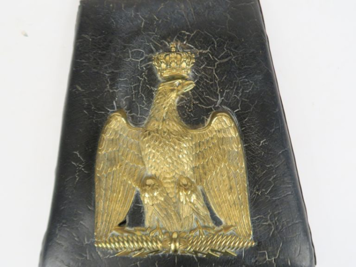 Sabretache d’officier de hussards.  En cuir verni. Patelette à l’aigle