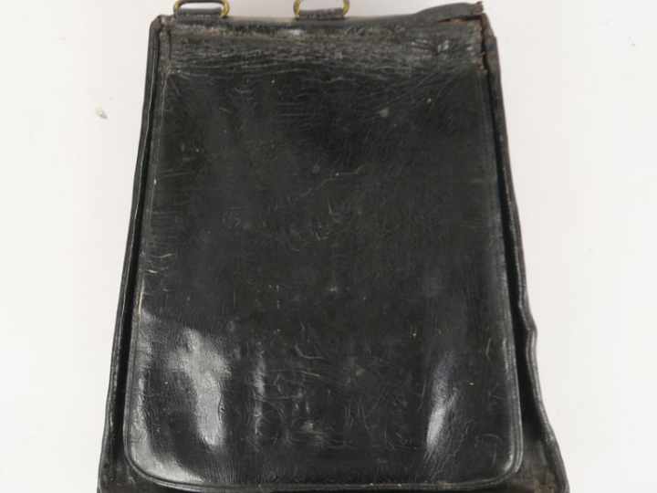 Sabretache d’officier de hussards.  En cuir verni. Patelette à l’aigle
