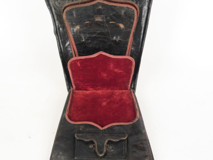 Sabretache d’officier de hussards.  En cuir verni. Patelette à l’aigle