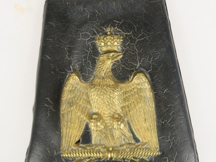 Sabretache d’officier de hussards.  En cuir verni. Patelette à l’aigle