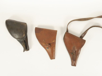 Vente aux enchères Trois étuis :  -un modèle 1876 en A.B.E. Cuir brun.  -Deux simplifiés 