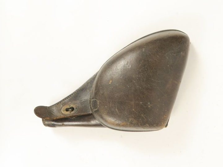 Trois étuis :  -un modèle 1876 en A.B.E. Cuir brun.  -Deux simplifiés 