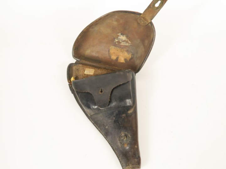 Trois étuis :  -un modèle 1876 en A.B.E. Cuir brun.  -Deux simplifiés 